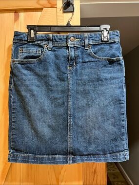 G.H. Bass & Co. Medium Blue Denim Skirt size 2